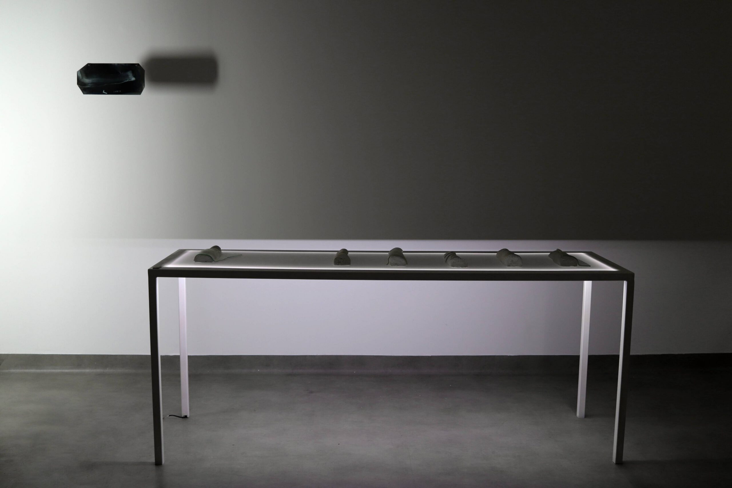 Formy kruchości, szkło, pleksi, szamot, stal, zdjęcie rentgenowskie, 182x76x56 cm, 2024Forms of Fragility
Glass, Plexiglass, Fireclay, Steel, X-ray Photo, 182×76×56 cm, 2024