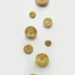 Pępkoteka, wosk, 100x50cm, 2024Navelothek
Wax, 100×50 cm, 2024