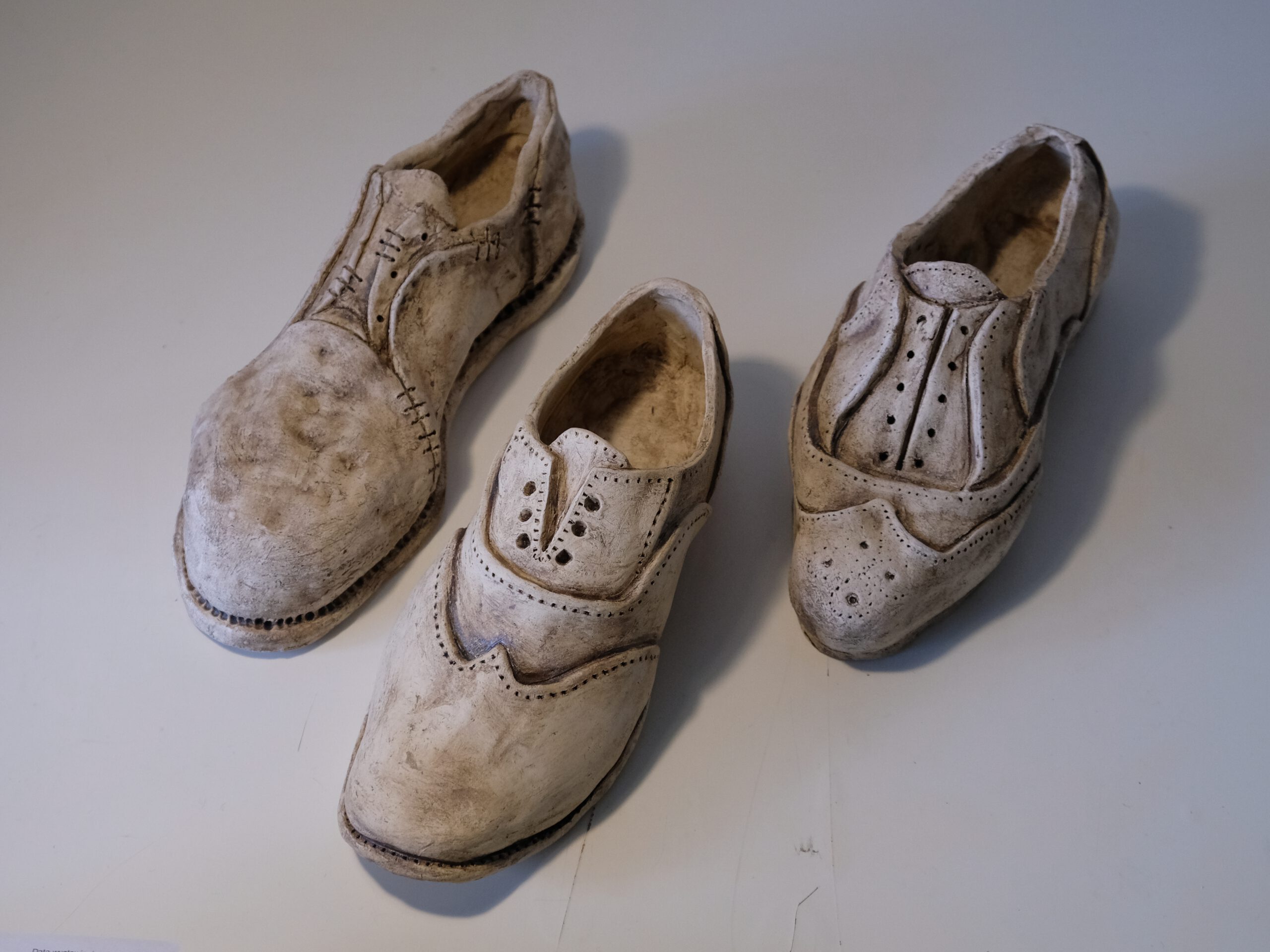 Idę i idę, a krok coraz mocniejszy (tribute to Gombrowicz), ceramika, trzy buty o wymiarach 10x35x5 cm, 2024I'm walking and walking and the the step's growing stronger (tribute to Gombrowicz)
Ceramics, Three Shoes, 10×35×5 cm, 2024