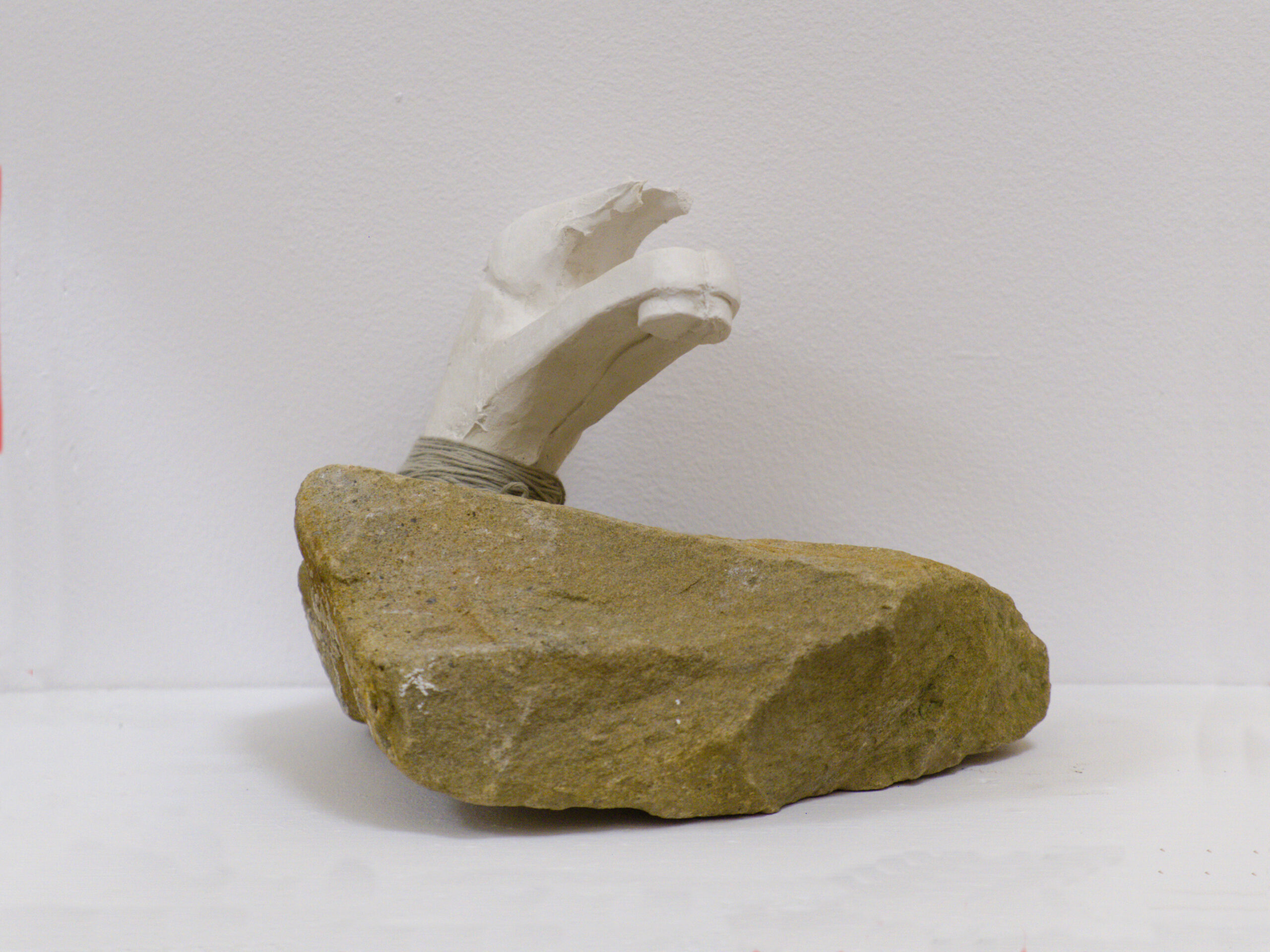 Kropla drąży skałę, rzeźba(gips, piaskowiec, sznurek), audio, 30x20x30 cm, 2024The Drop Drills the Rock
Sculpture (Plaster, Sandstone, String), Audio, 30×20×30 cm, 2024