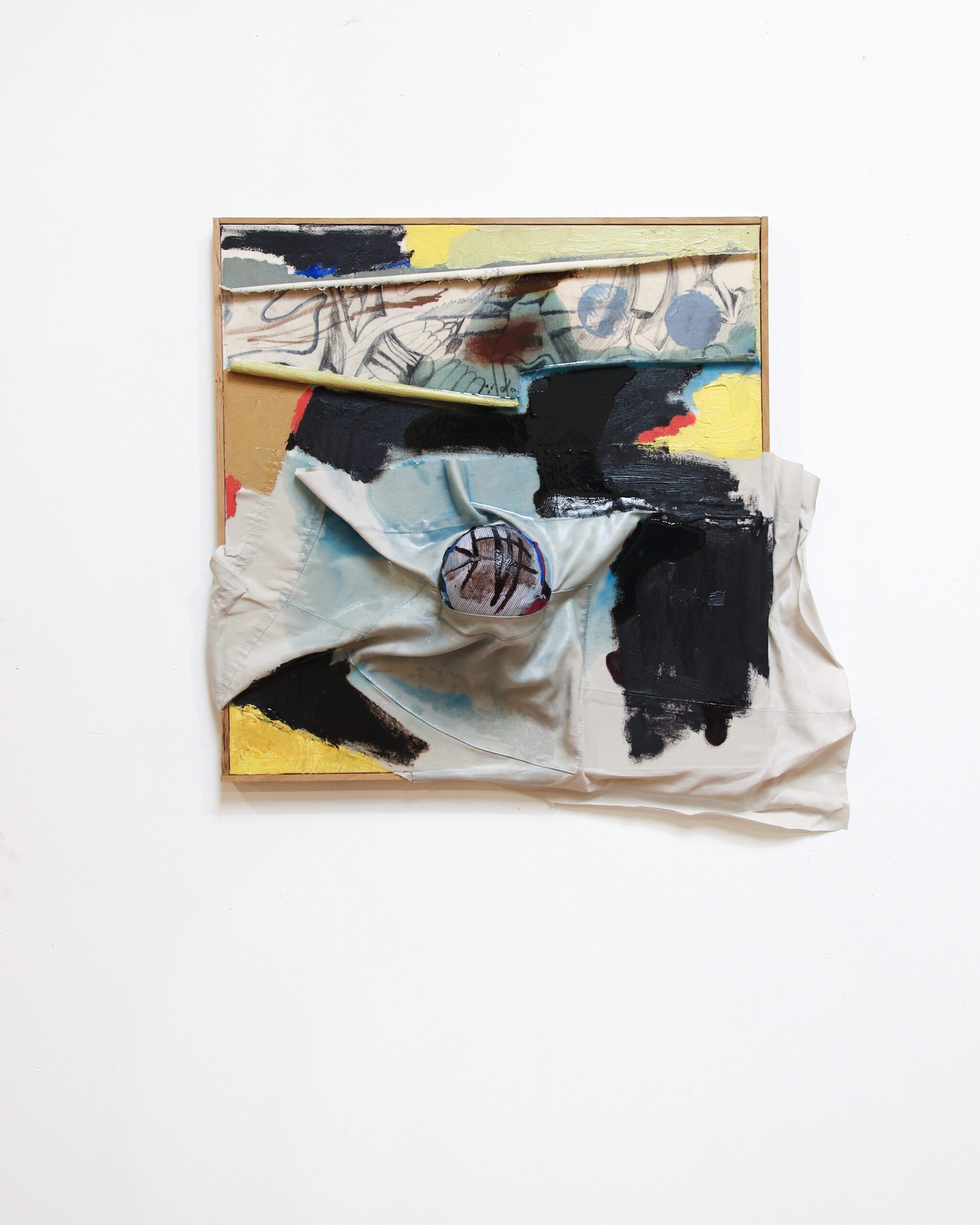 Pocket-Size Crush, ołówek, farba olejna, tekstylia, styropian,
żywica epoksydowa, dębowa rama, 52x60x12 cm, 2025