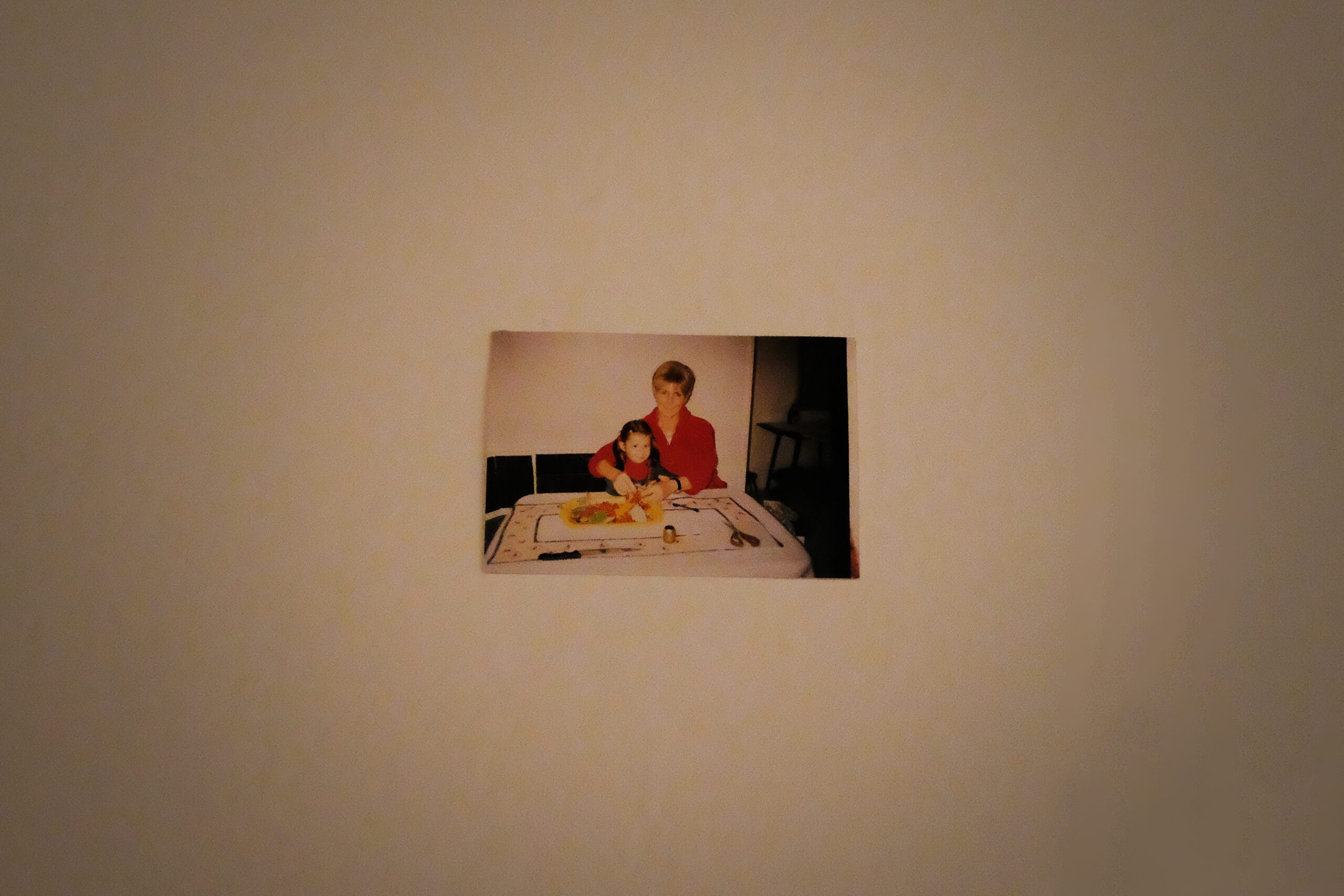 Z babki prababki, ready-made, rysunek, animacja, audio, (3 zdjęcia) fotografię 10x15 cm, audio, 2023From Grandmother’s Grandmother
Ready-made, Drawing, Animation, Audio, (3 photographs) 10×15 cm, Audio, 2023