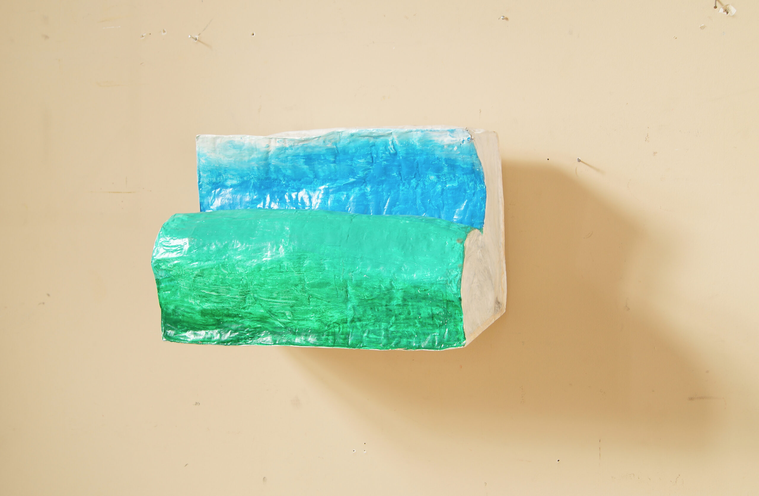 Ławeczka, akryl na podłożu z papieru i kleju do tapet, 20x40x35 cm, 2025Bench, acrylic on paper and wallpaper glue, 20x40x35 cm, 2025