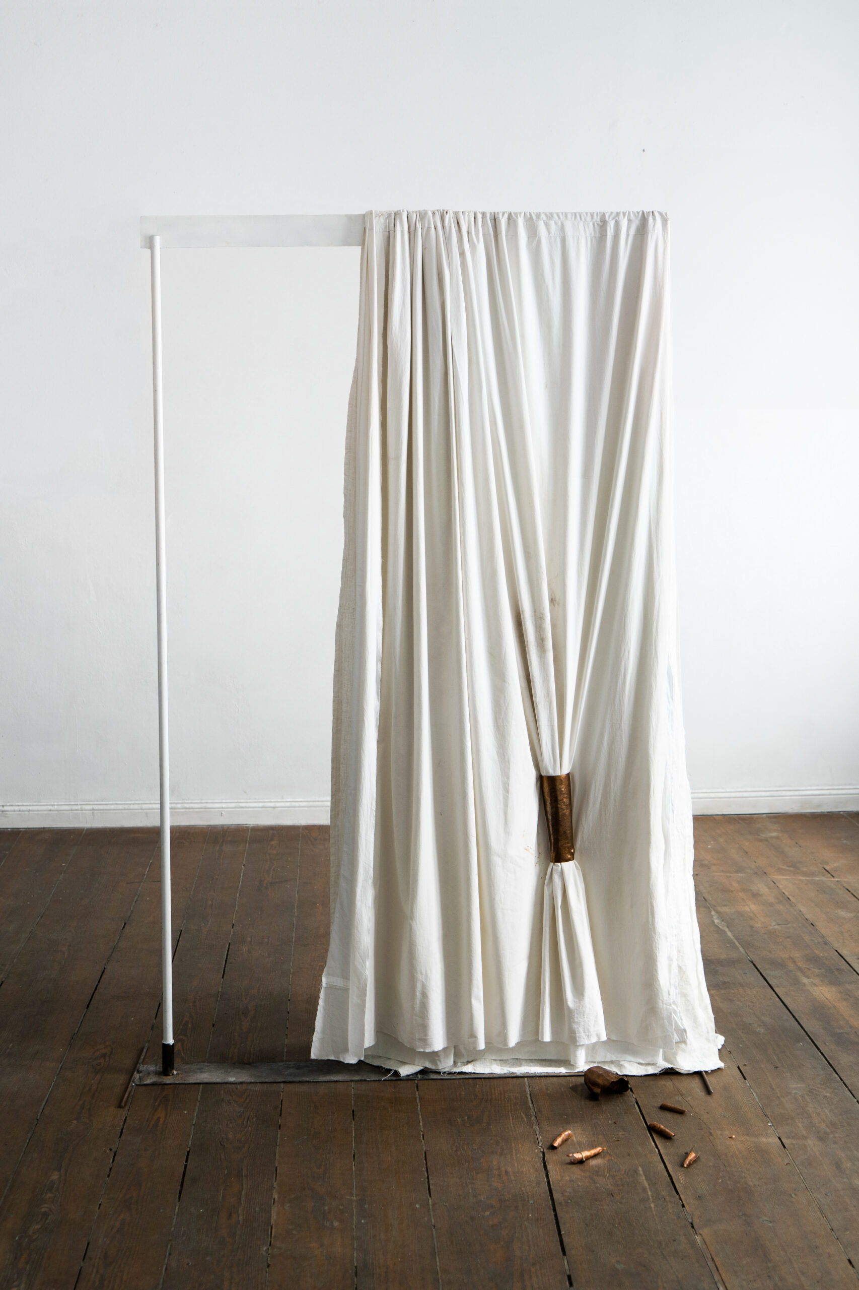 Dawno już puściło więc co jeszcze trzyma, repusowana miedź,
pierścionek, prześcieradła, stal, 200×150×15 cm + elementy na podłodze, 2024 (fot.
Weronika Wronecka)it's been a long time since it let go, so what is still holding it,
Repoussé Copper, Ring, Bed Sheets, Steel, 200×150×15 cm + Floor Elements / 2024 (Photo by Weronika Wronecka)