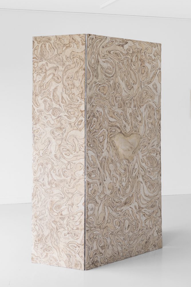 Jestem, a trochę mnie nie ma, sklejka liściasta, drewno lipowe, filc,
elementy metalowe, 200x150x50 cm, 2025I Am, Yet I Am a Little Not There
Plywood, Linden Wood, Felt, Metal Elements, 200×150×50 cm, 2025