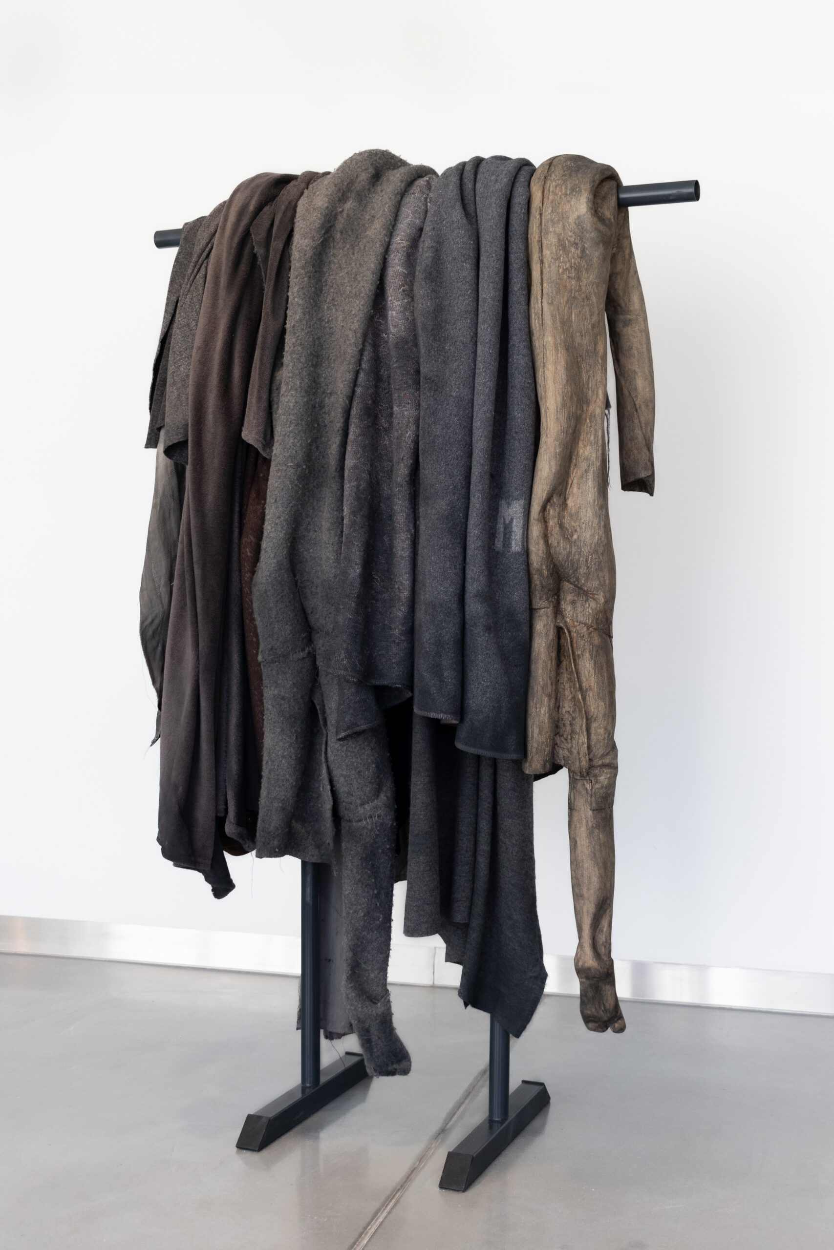 Jeszcze się tli,  drewno lipowe, koce, filc, prześcieradła, stal,
200×120×50 cm, 2024Still Smoldering
Linden Wood, Blankets, Felt, Bed Sheets, Steel, 200×120×50 cm, 2024