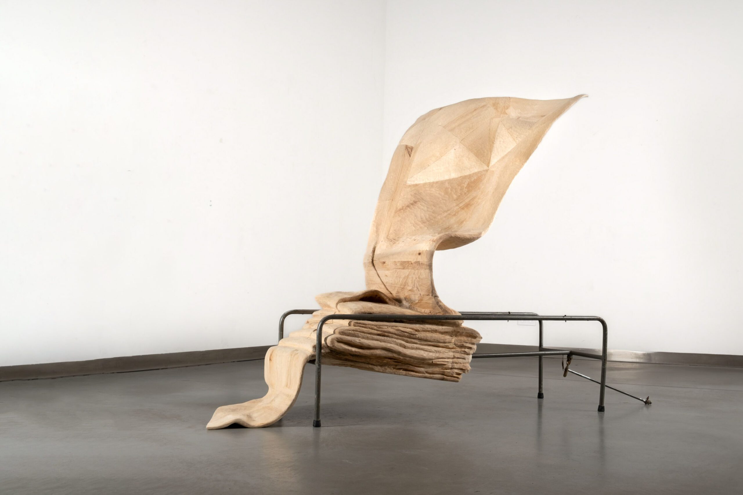Wdech - Wydech, drewno lipowe, stelaż metalowy, 160x180x110cm,
2025 (fot. Bartek Puch)Inhale - Exhale
Linden Wood, Metal Frame, 160×180×110 cm, 2025 (Photo by Bartek Puch)