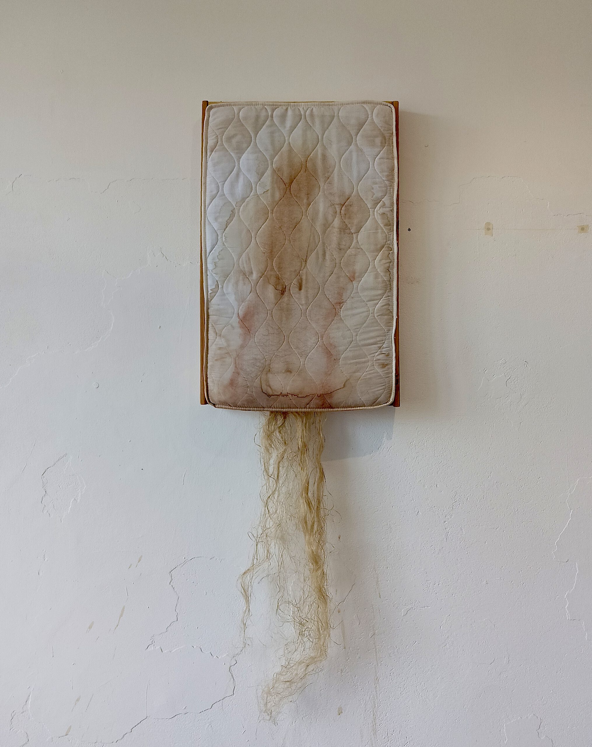 Powidok, materac, drewno, krew, pakuły/ technika własna, 180x60x20 cm, 2025