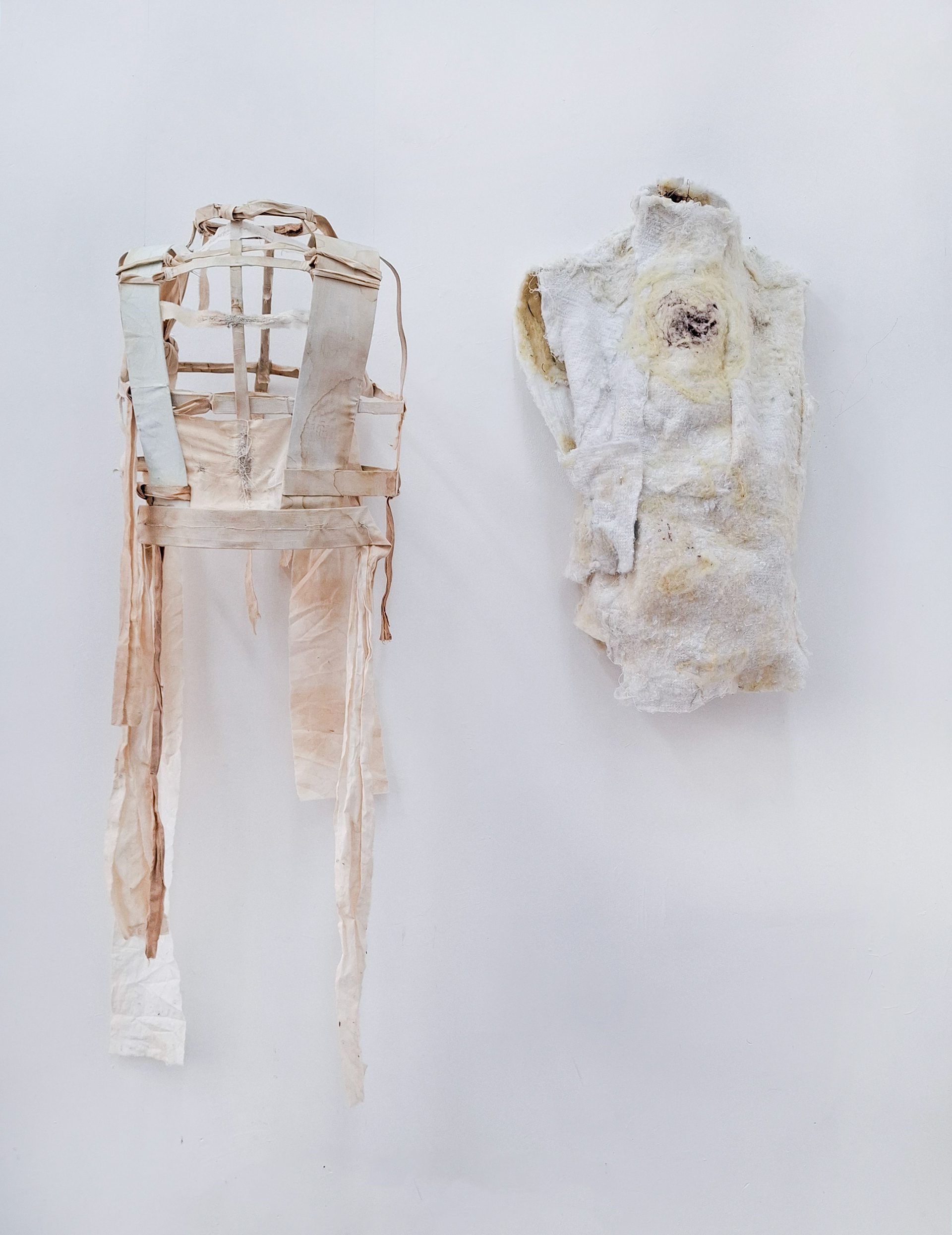 Gorsety, technika własna, 150x100x20 cm, 2023