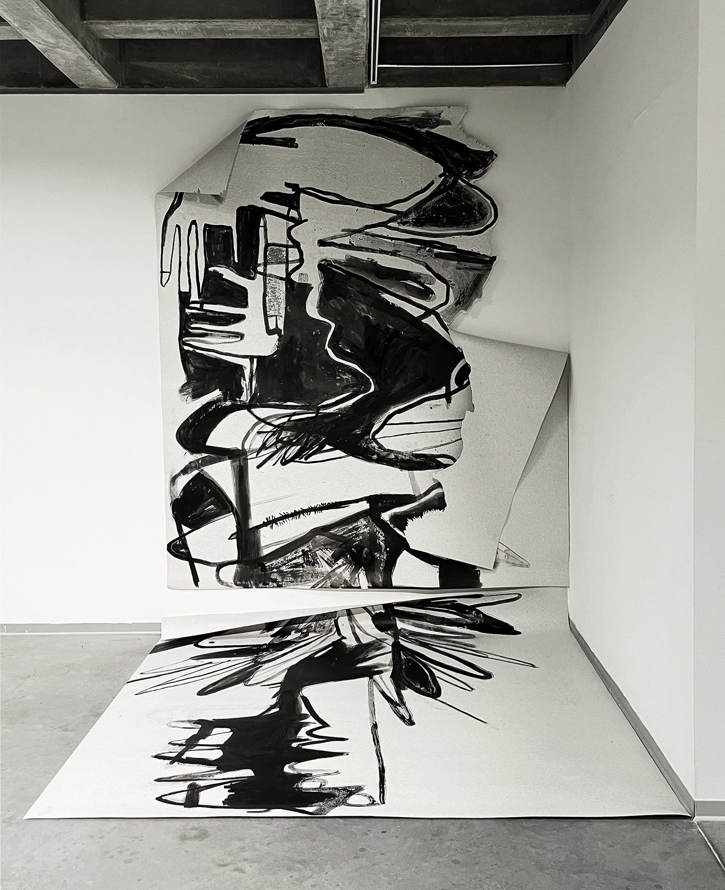 ptak, ryt w podłodze Galerii Szewska 16 w Poznaniu, matryca, tusz, 200x500 cm,
2025