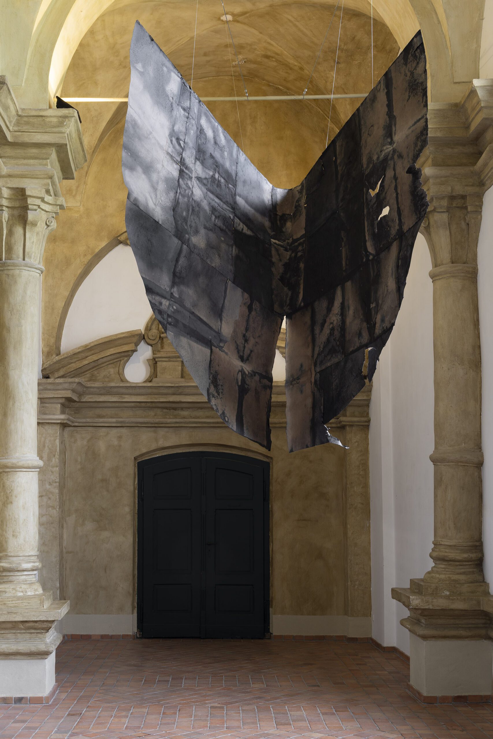 Icarus, papier barwiony, 200x200x400 cm, 2025