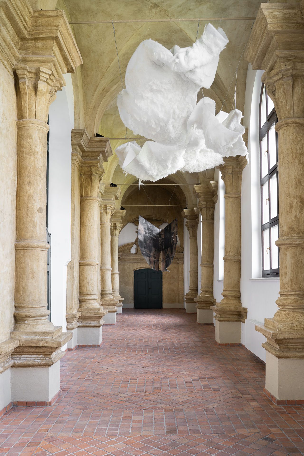 Obłok, watolina, wełna, klej, filcowanie, 300x800 cm, 2025
