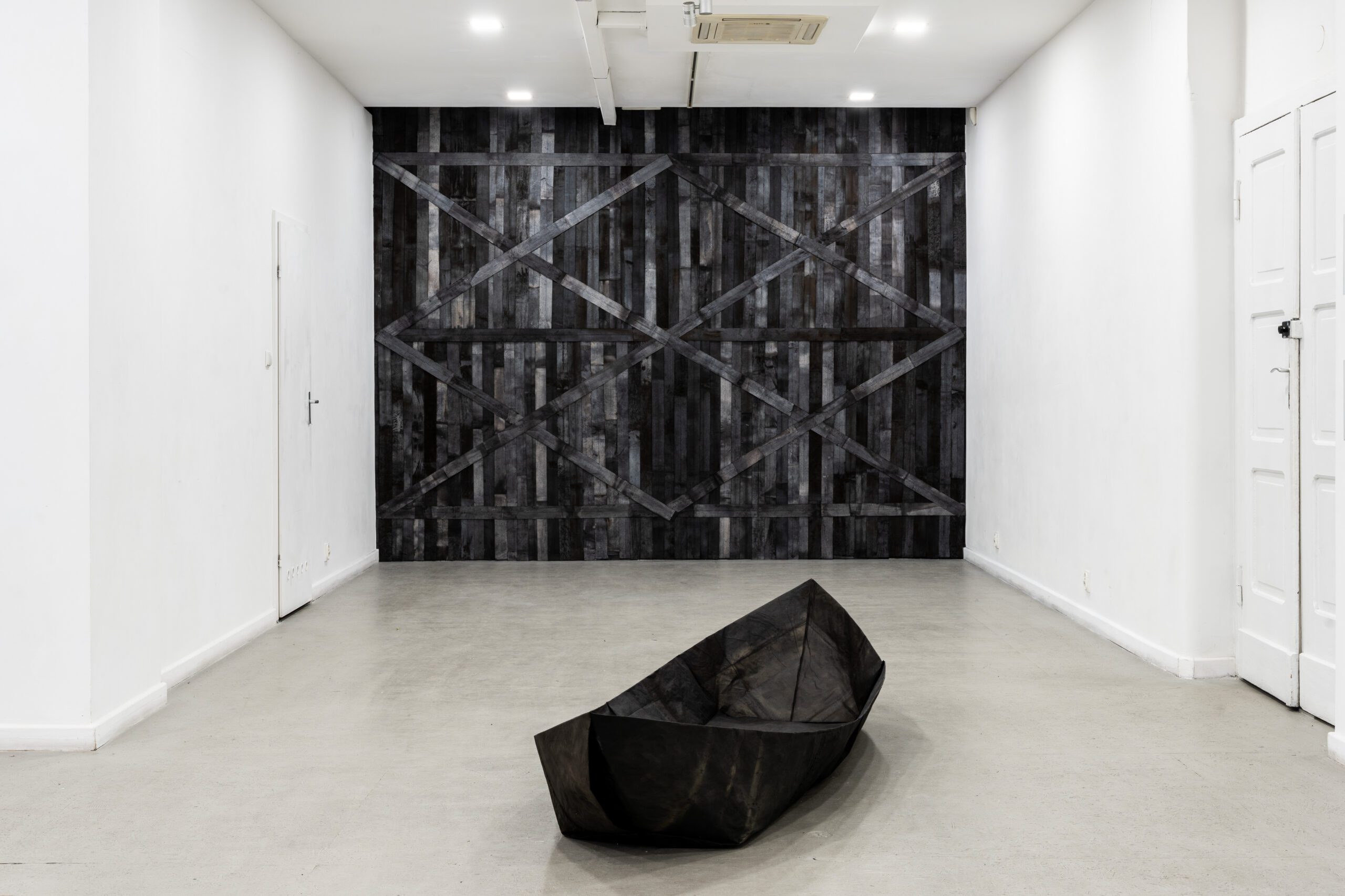 Przejście, papier barwiony, 300x400 cm, 2024