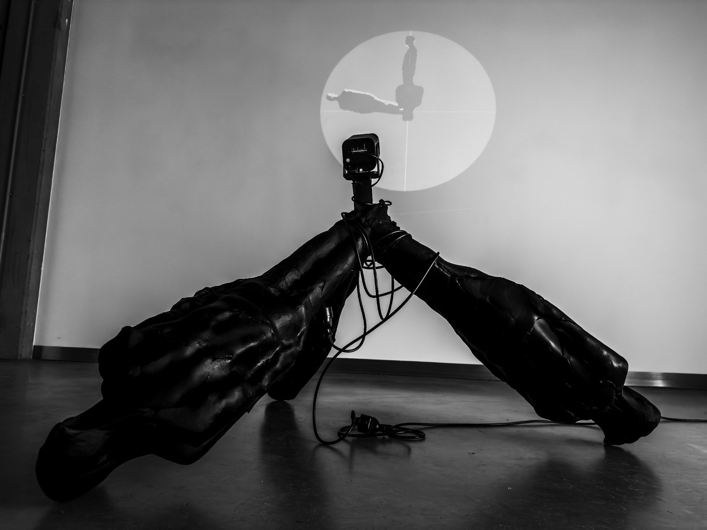 "Stoję w miejscu", druk 3d (PLA), kabel, rzutnik, projekcja, 150x130x90cm , 2025