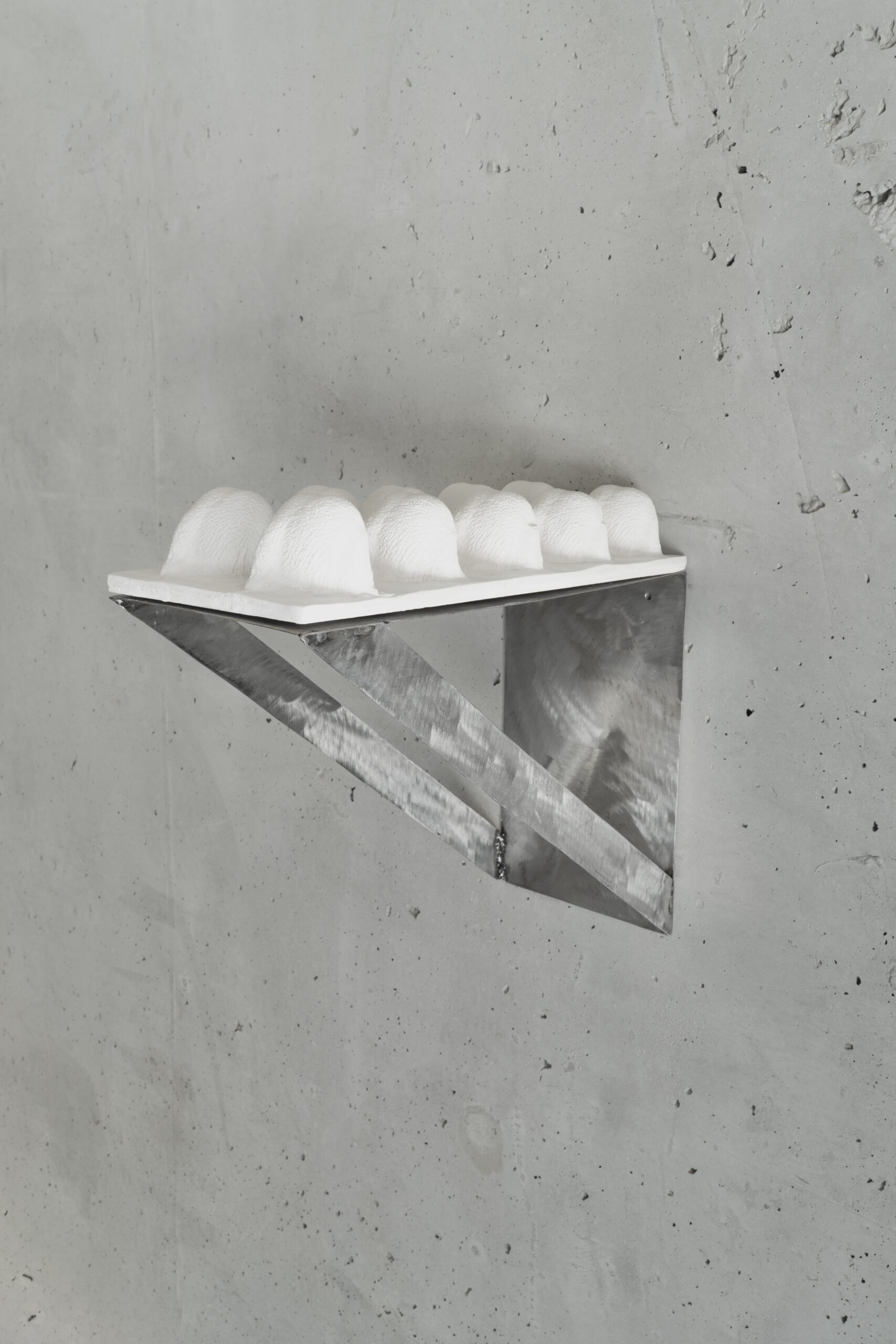 Tray,
gips ceramiczny, stal
37x18x40 cm, 2025
