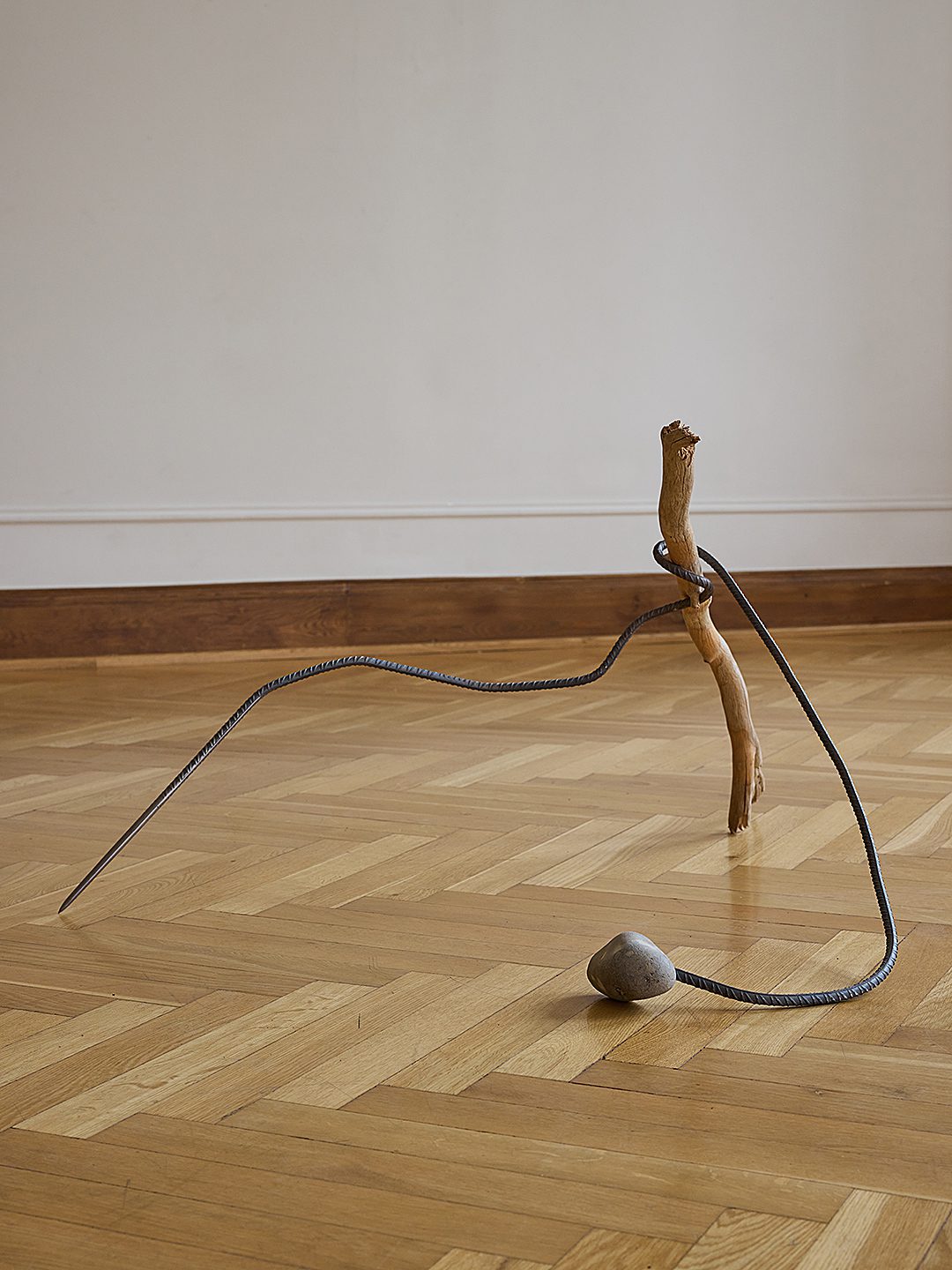 Przez przypadek, przez przypadek, przez przypadek (Pies), pręt stalowy, kamień, drewno, 50x80x80 cmBy Accident, By Accident, By Accident (Dog), steel rod, stone, wood, 50x80x80 cm