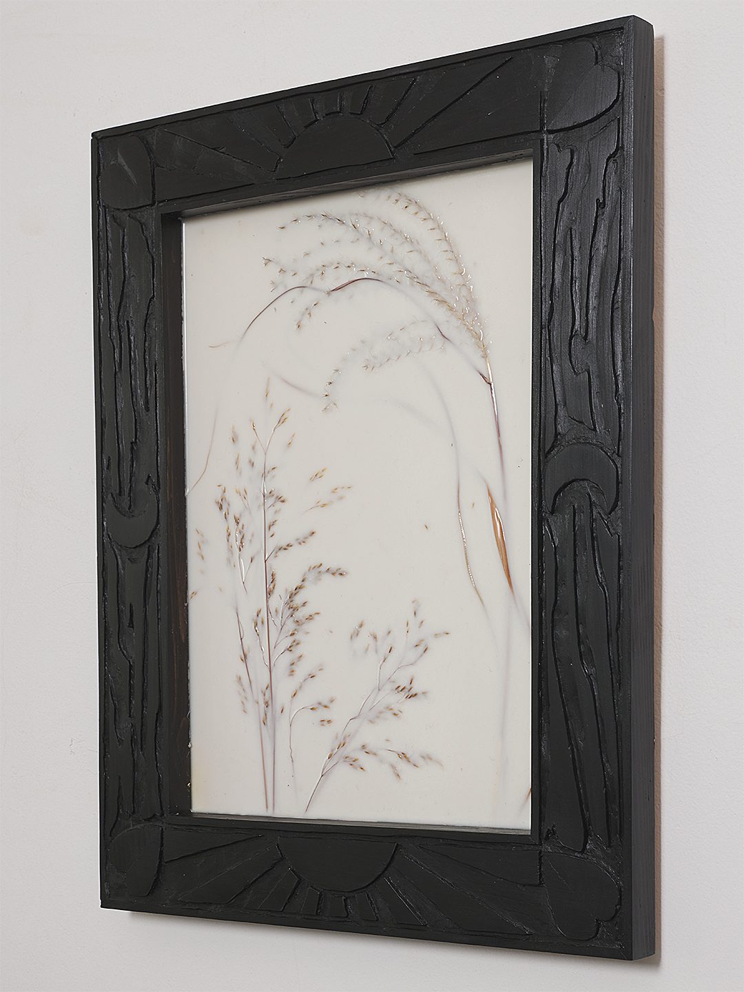 Prezent, lakierowane drewno, silikon, suszona trawa, 60x45x3 cm, 2023Present, lacquered wood, silicone, dried grass, 60x45x3 cm, 2023