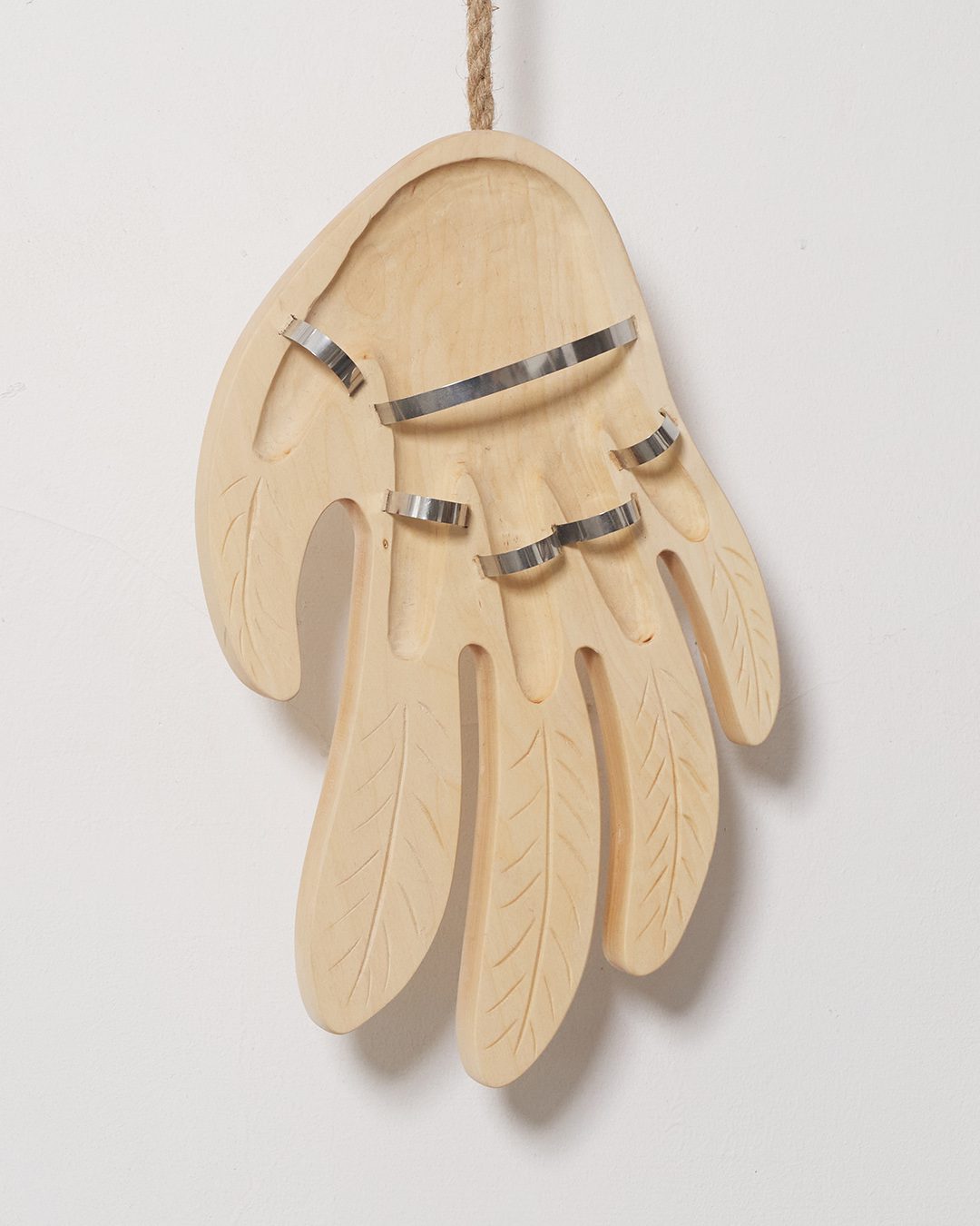 Skrzydła (dla Franki), drewno lipowe, sznur, stal, 100x40x20 cm, 2024Wings (for Franka), linden wood, rope, steel, 100x40x20 cm, 2024