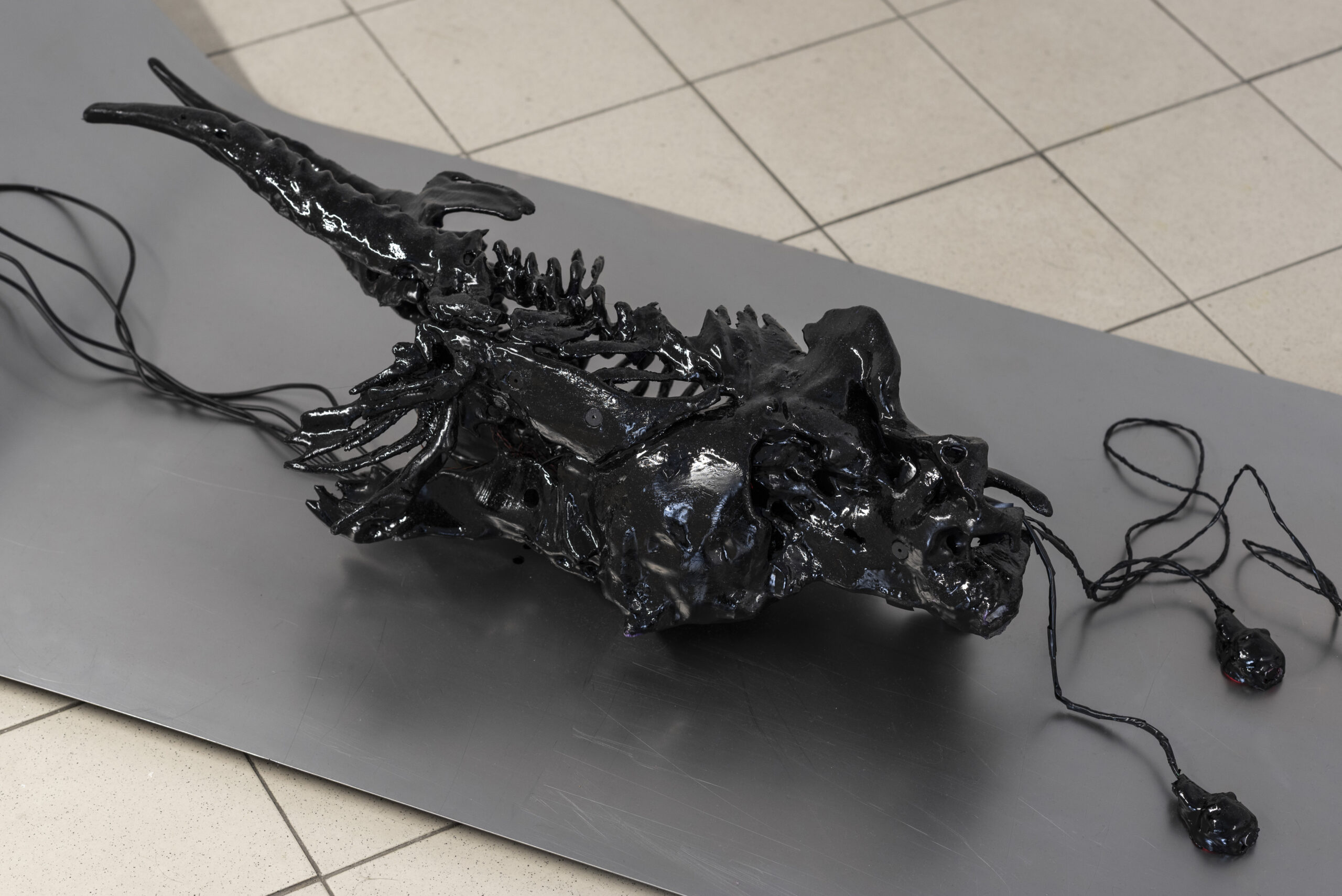 Latimeria, obiekt dźwiękowy, wydruk 3D, żywica UV, Arduino, PCB, czujniki środowiskowe,
przewody, ekrany OLED, buzzery, 37x23x68 cm, 2025, fot:. Paulina Mirowska