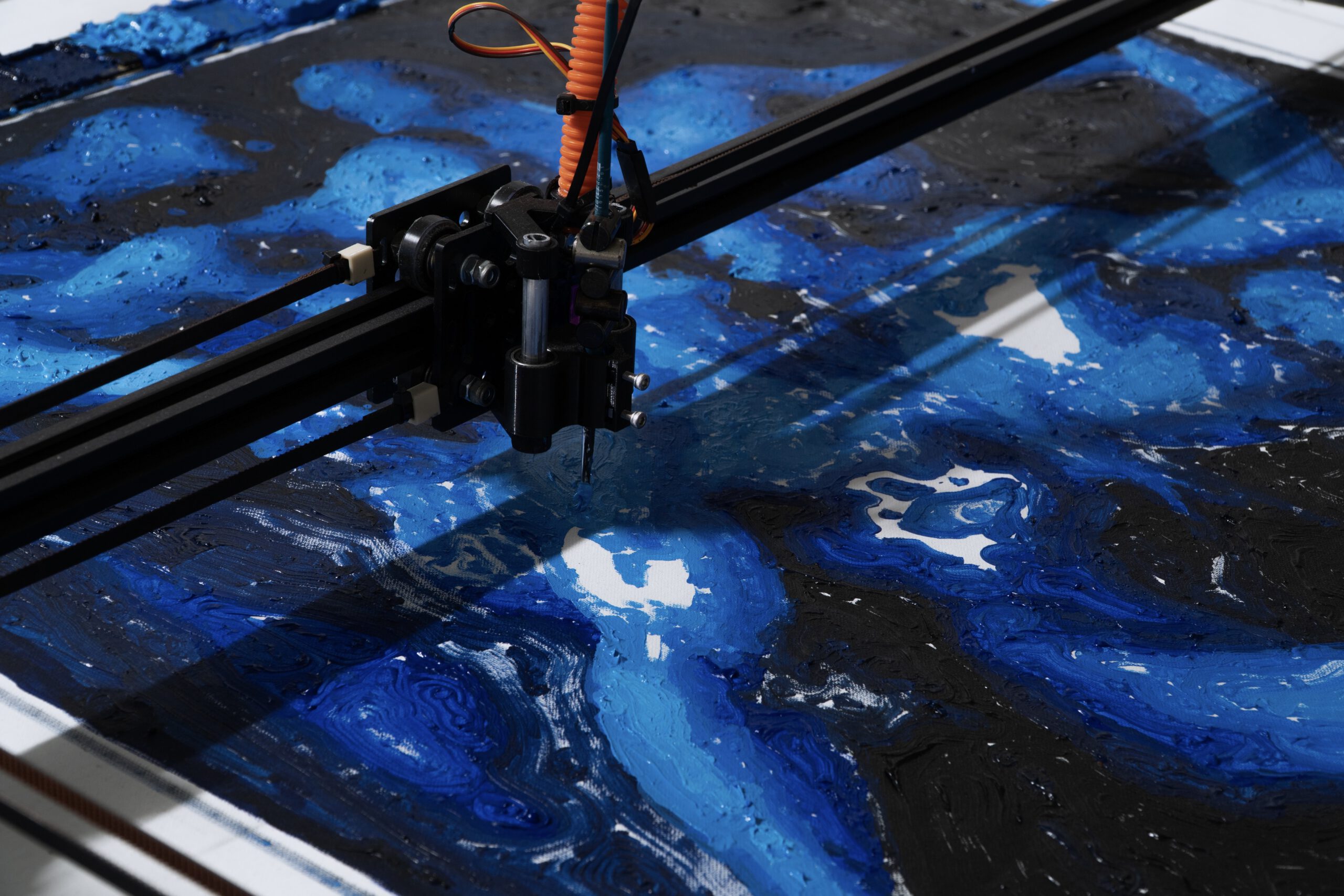 Machine Paintings, ploter, wydruk 3D, profile aluminiowe, Arduino, CNC shield, płyty OSB,
skrypty, sieci neuronowe, 104x106x60 cm, 2025