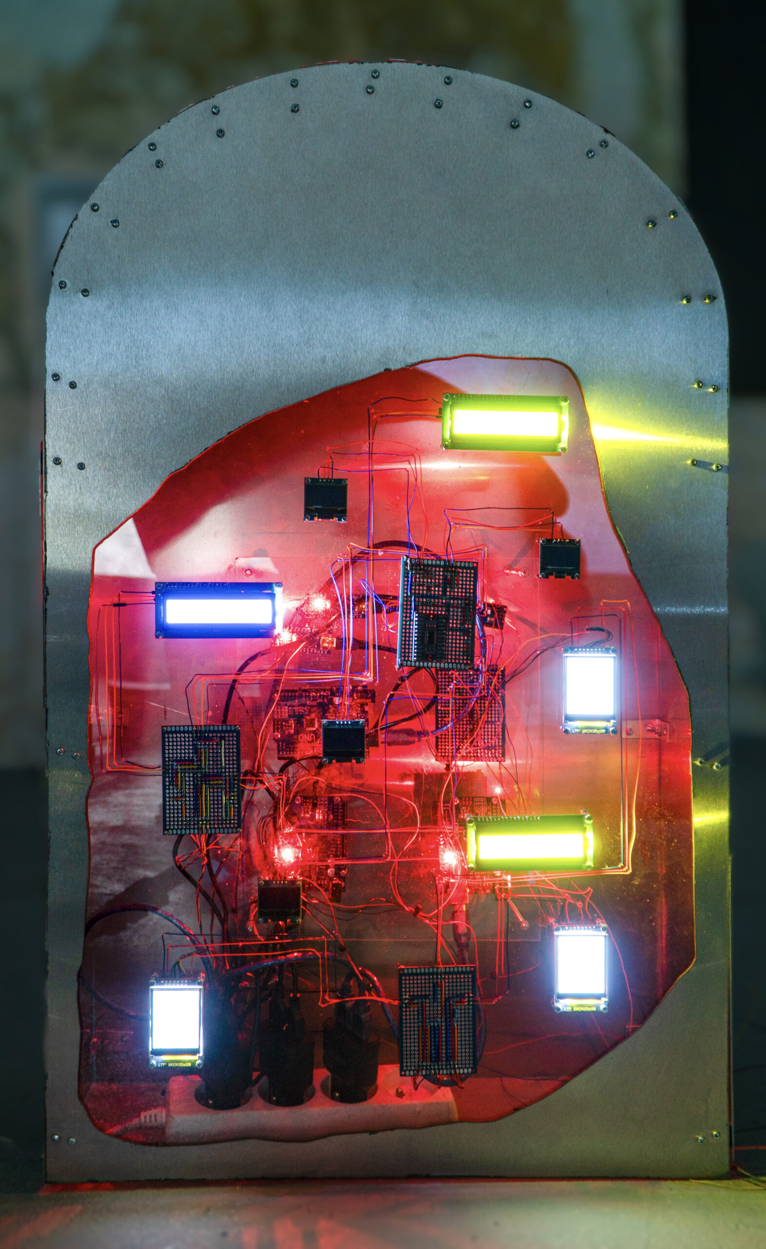 stone system (z cyklu: Blueprint), system, stal, pleksi, Arduino, PCB, LCD, Oled,
przewody, czujniki środowiskowe, 48x78x18 cm, 2023